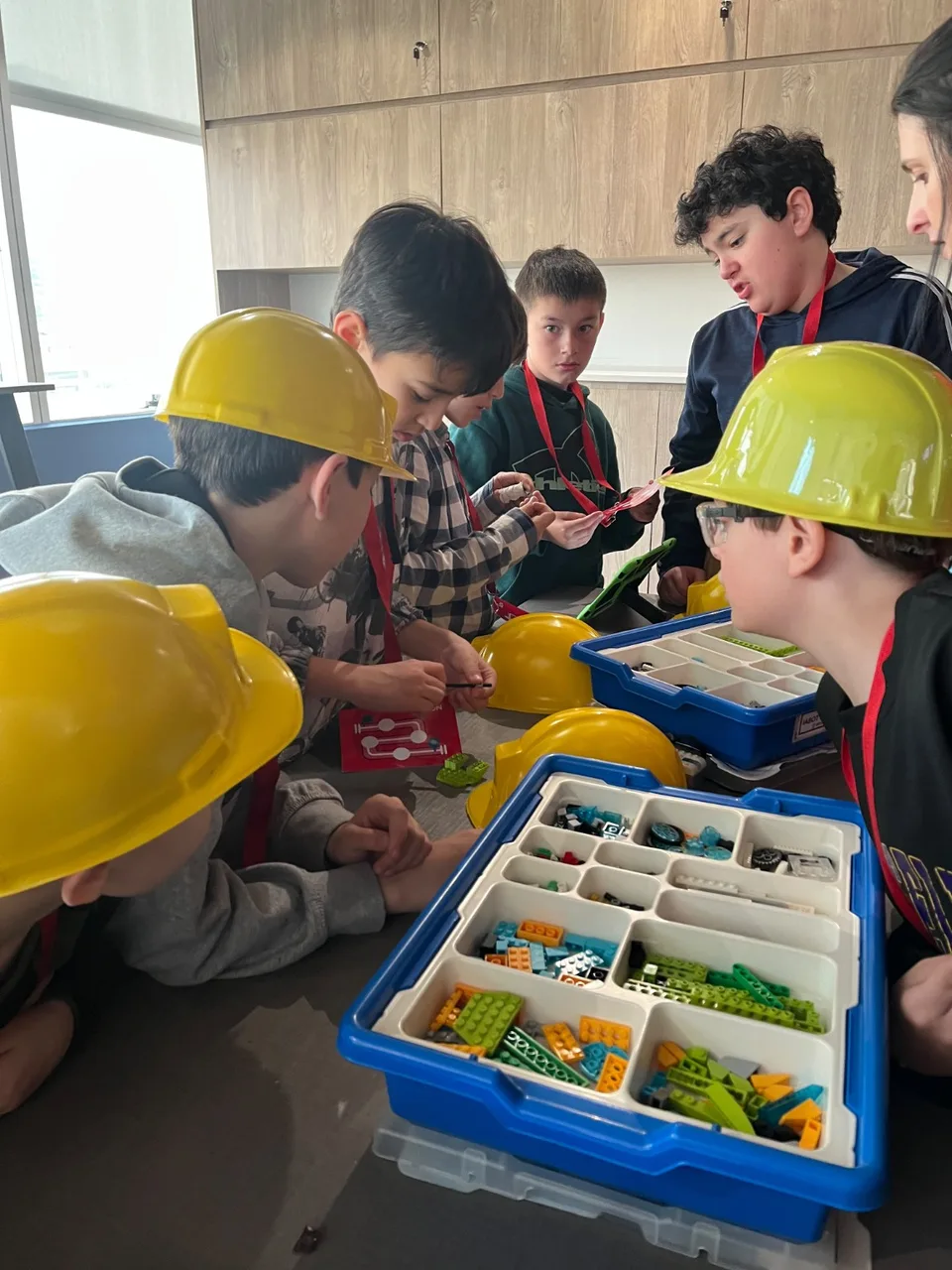 Un grupo explora kits de robótica alrededor de una mesa