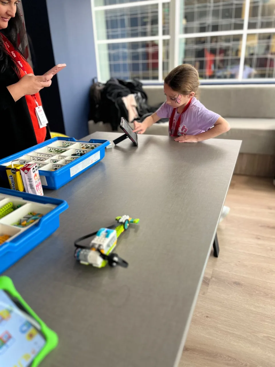 Una participante usa una tablet para controlar su robot