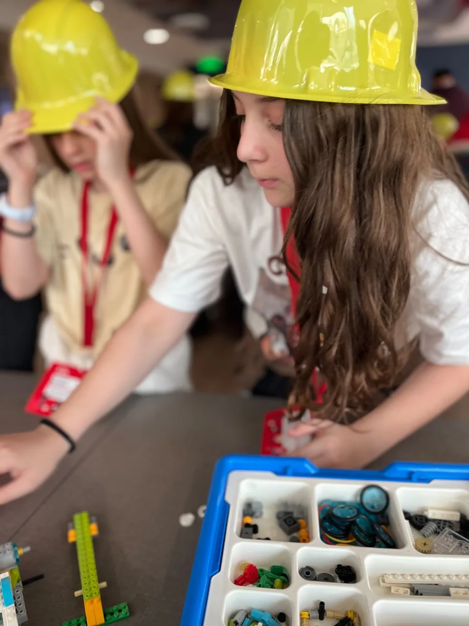 Una participante ensambla su proyecto con un kit de robótica