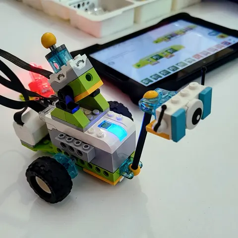 Robot Milo construido con LEGO WeDo 2.0