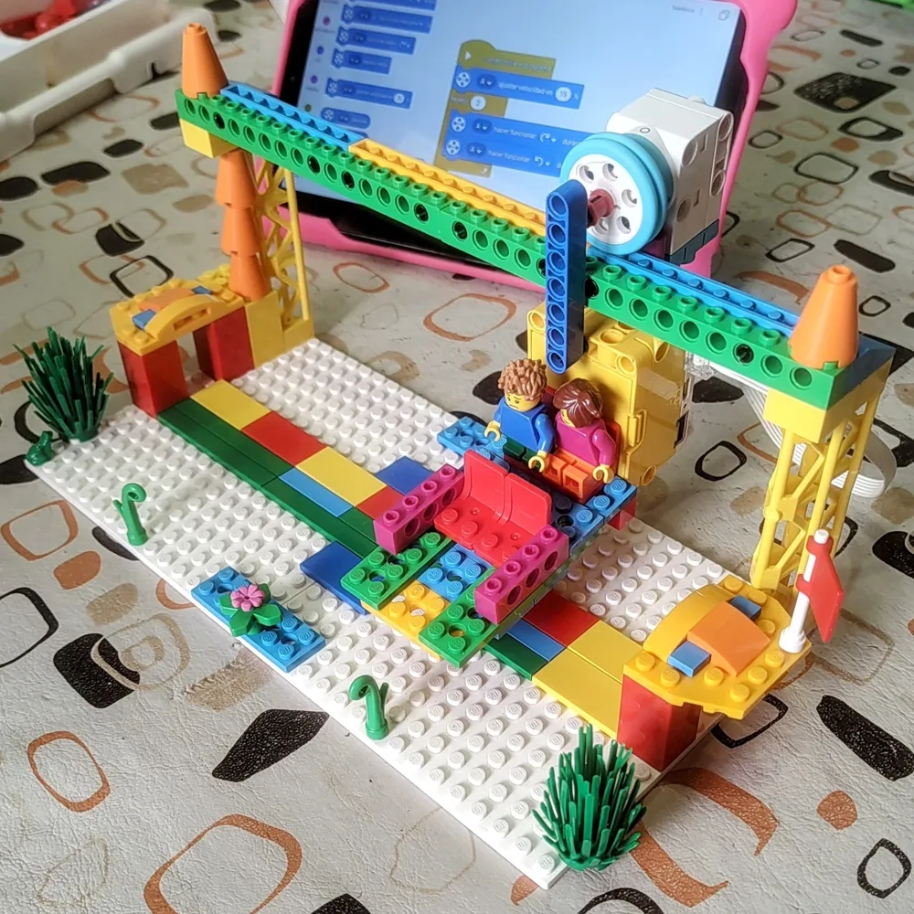 Teleférico construido con LEGO junto a su programa en una tablet